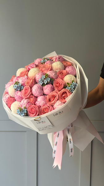Pembe Şakayık ve Hermosa Gül Buketi – Görkemli Zarafet