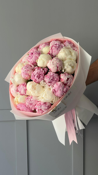 Pembe ve Beyaz Şakayık Buketi – Romantik Uyum