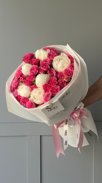 Beyaz Şakayık ve Pembe Çardak Güller – Romantik Kontrast