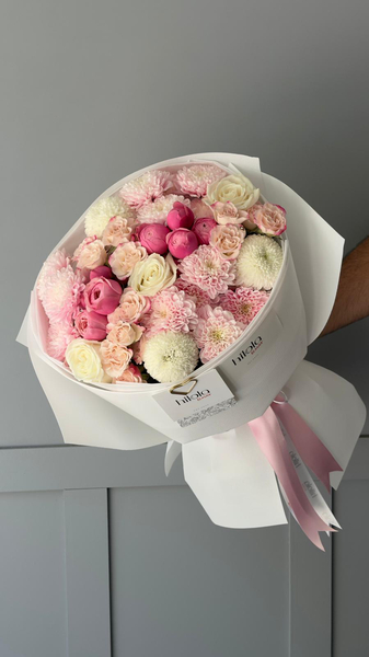Pastel Pembe Çardak Gülü ve Krizantem Buketi – Narin Zarafet