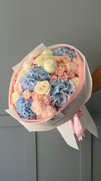 Mavi Ortanca ve Krem Gül Buketi – Pastel Huzur