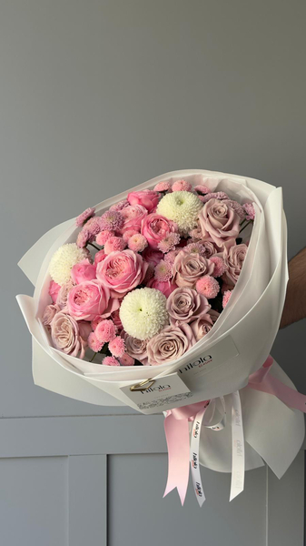 Pembe Bahçe Gülleri ve Beyaz Krizantem – Pastel Düş
