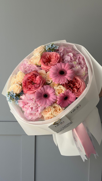 Pembe Gerbera ve Bahçe Gülleri – Romantik Esinti