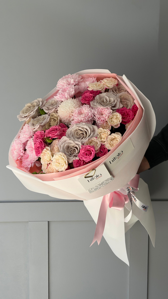 Pastel Çardak Güller ve Krizantem – Pembe Esinti