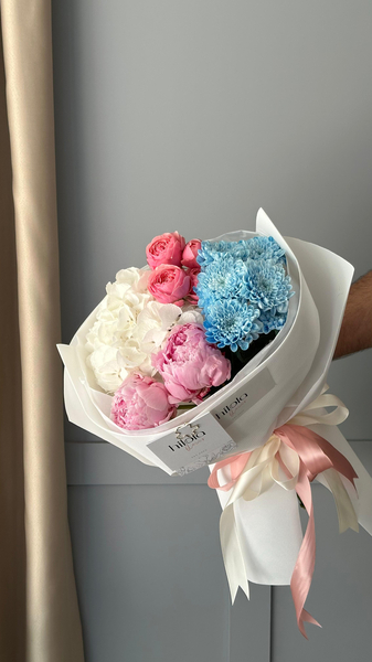 Deniz Esintisi – Şakayık, Gül ve Mavi Krizantem Armonisi