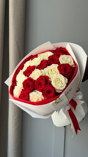 Kırmızı ve Beyaz Ekvador Gülleri – Royal Contrast