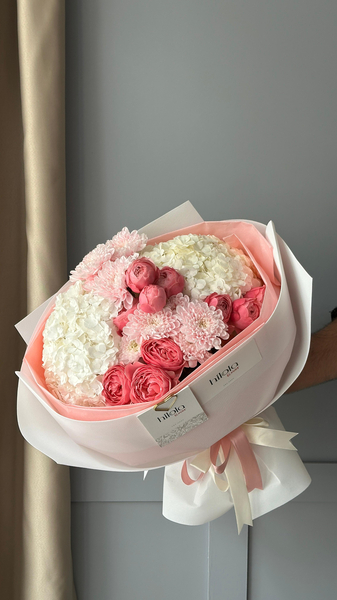 Ortanca, Silva Pink Saray Gülleri ve Krizantem – Saf Büyü