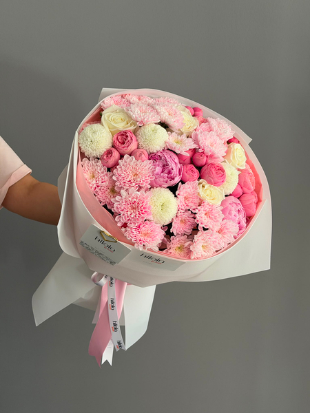 Pembe Şakayık, Krizantem ve Çardak Gülü Buketi – Pastel Rüya