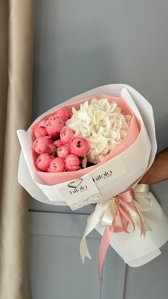 Pembe Saray Gülleri ve Beyaz Ortanca – Zarif Ahenk