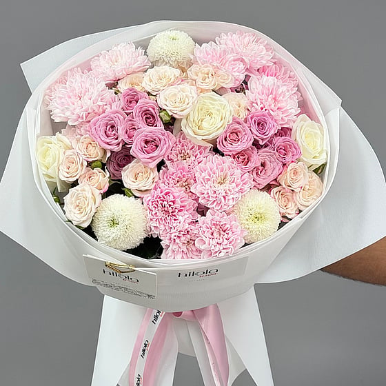 Pastel Pembe Çardak Gülü ve Krizantem Buketi – Narin Zarafet