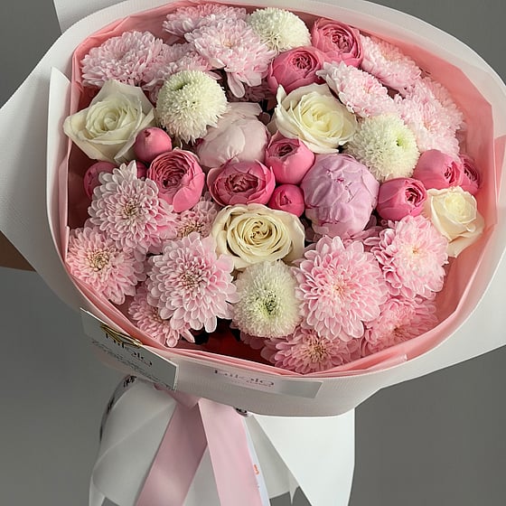 Pembe Şakayık, Krizantem ve Çardak Gülü Buketi – Pastel Rüya