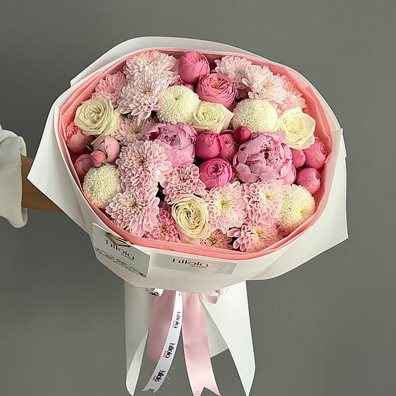 Pembe Şakayık, Krizantem ve Çardak Gülü Buketi – Pastel Rüya