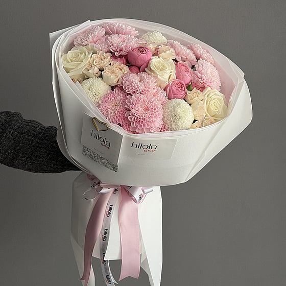 Pastel Pembe Çardak Gülü ve Krizantem Buketi – Narin Zarafet
